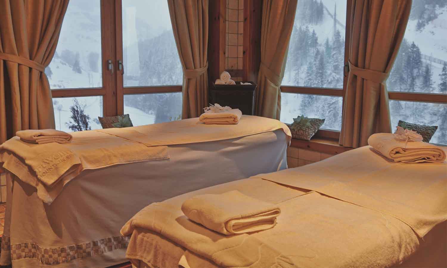 Hermitage Mountain Residences Andorra Sport Wellness Mountain Spa кабины для косметических процедур и массажи с видом на Грандвалиру