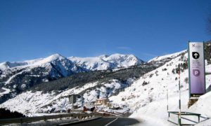 Hermoso paisaje del camino a Soldeu en invierno